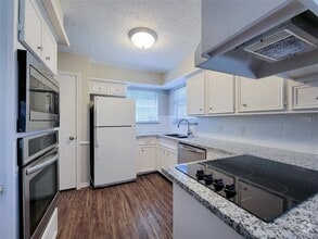 Building Photo - 6606 Brittany Park Ln