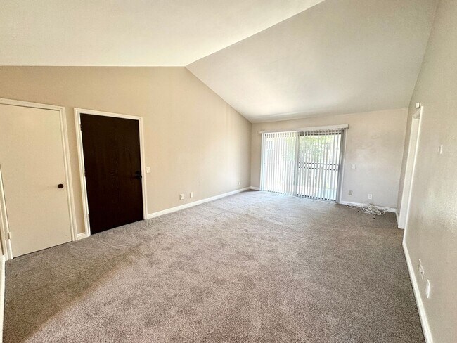 Foto del edificio - Charming 2 Bed/2 Bath Upstairs Condo in Qu...