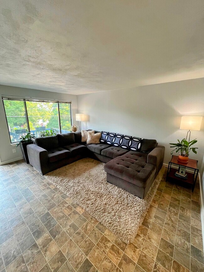 Living Room - 1725 N Callow Ave