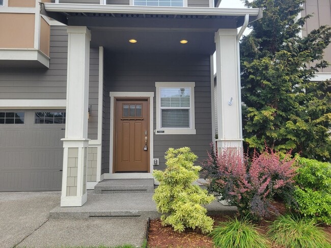 Building Photo - Great 3 bedr. with large loft in perfect l...