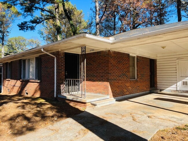 Building Photo - Located 2 miles off I-85! Closing to shopp...