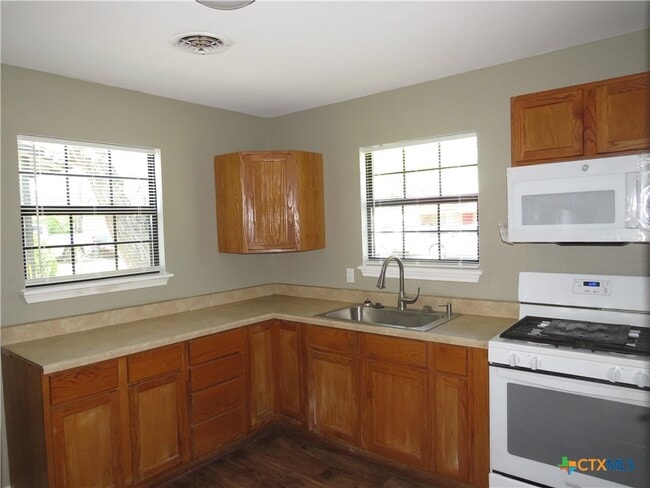 Building Photo - 504 McArthur Dr