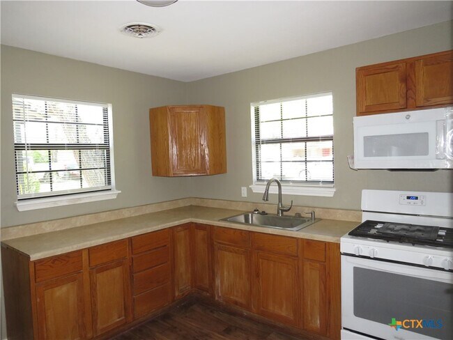 Foto del edificio - 504 McArthur Dr