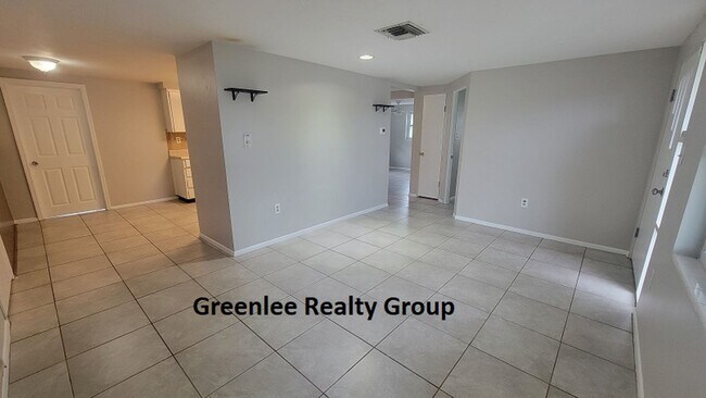 Foto del edificio - Updated - 3 Bed/2 Bath House with Garage