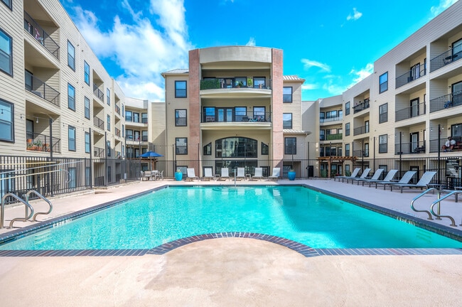 Piscina estilo resort - Canal Street Flats