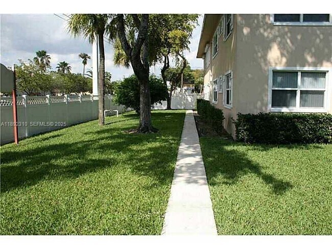 Foto del edificio - 280 S Cypress Rd