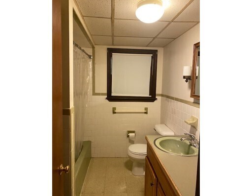 Building Photo - 192 Snell St