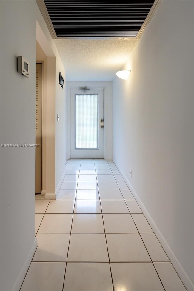 Foto del edificio - 9330 Lagoon Pl