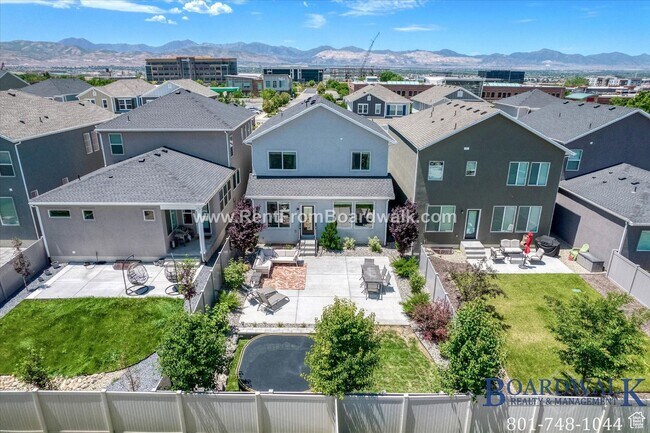 Building Photo - Luxury Draper 5 Bedroom!