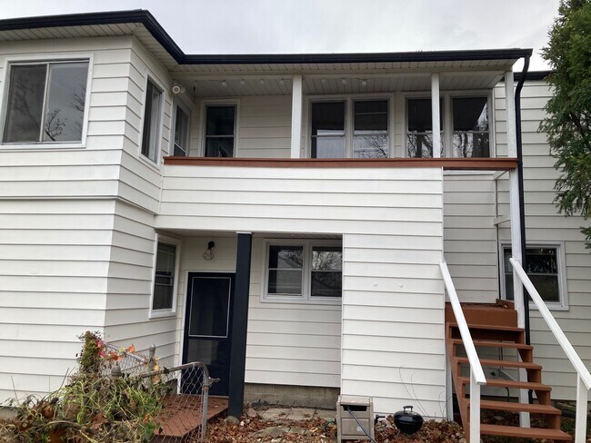 Building Photo - 3097 Lincolnview St