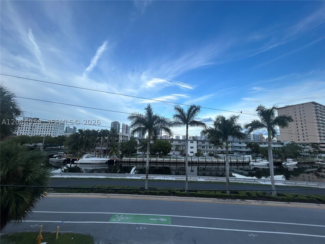 Foto del edificio - 250 Layne Blvd