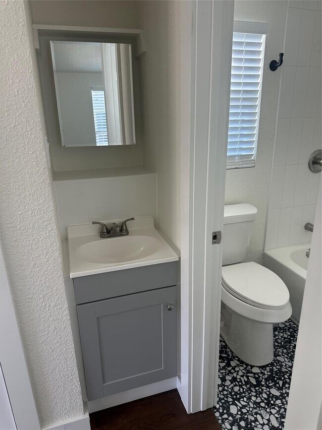 Foto del edificio - 3019 E 12th St