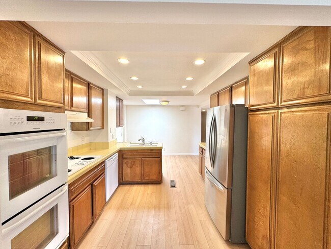 Foto del edificio - AVAILABLE NOW: BIG College Area Townhome 4bd/2.5ba HUGE garage, AC, pool, W/D