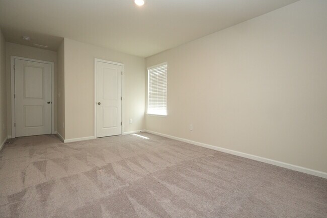 Foto del edificio - Spacious 4-Bedroom Home with Modern Comforts