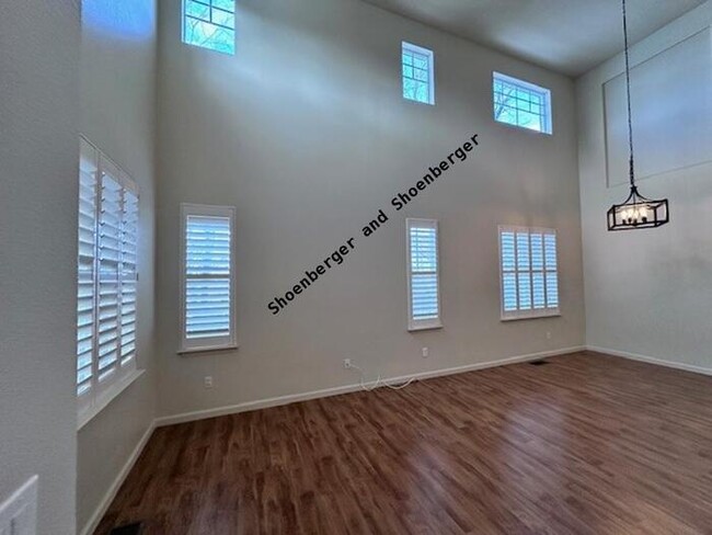 Building Photo - 2740 Manzanita Ln