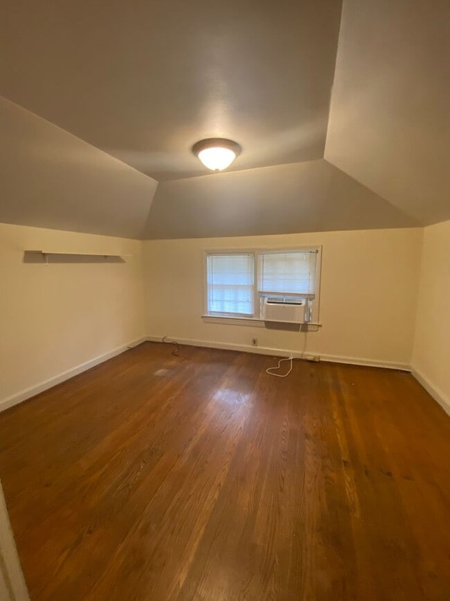 Building Photo - 1106f
