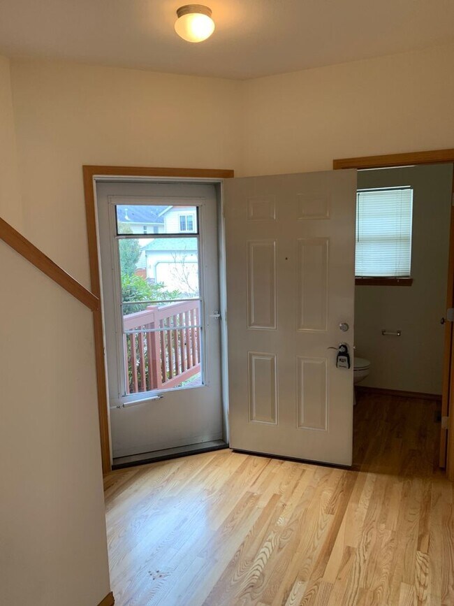 Foto del edificio - Beautiful 3-bd, 2.5-bath house The Ridge in Kent.