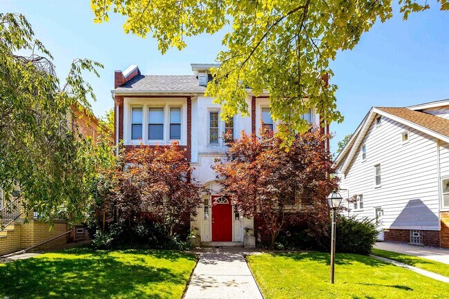 Building Photo - 1063 Beaconsfield Ave