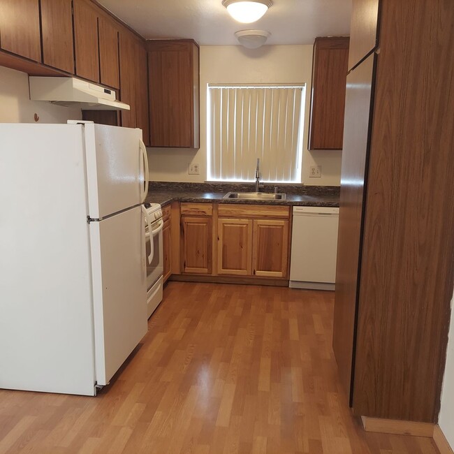 Building Photo - 2bd. end unit in Rohnert Park *Pictures co...