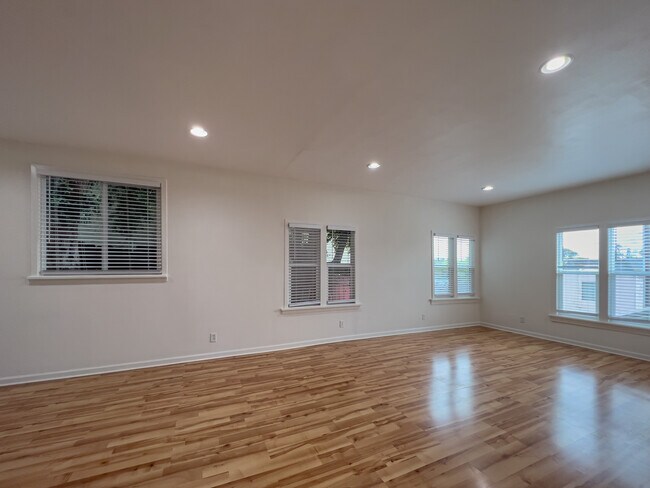 Building Photo - 806 Merwin St