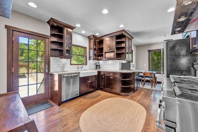 Building Photo - Charming Modern Industrial Fully Furnished Home for Lease