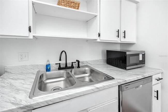 Building Photo - 501 E Bay Dr