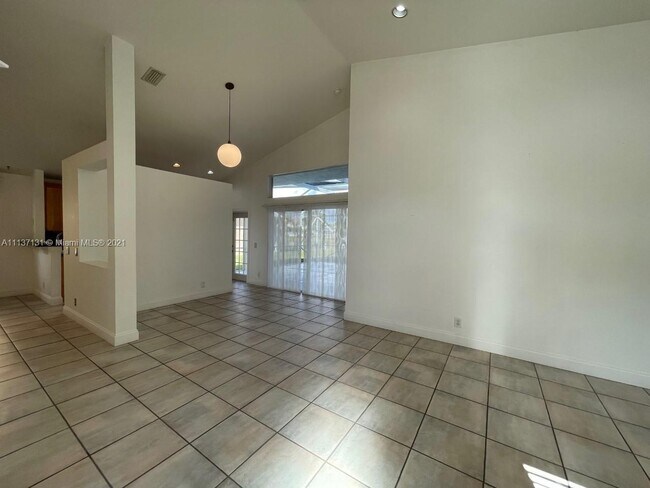 Building Photo - 1012 Savannah Falls Dr