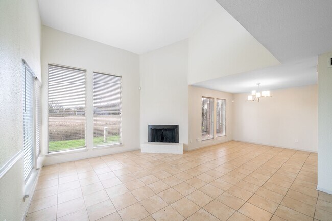 Foto del edificio - 7847 Green Lawn Dr