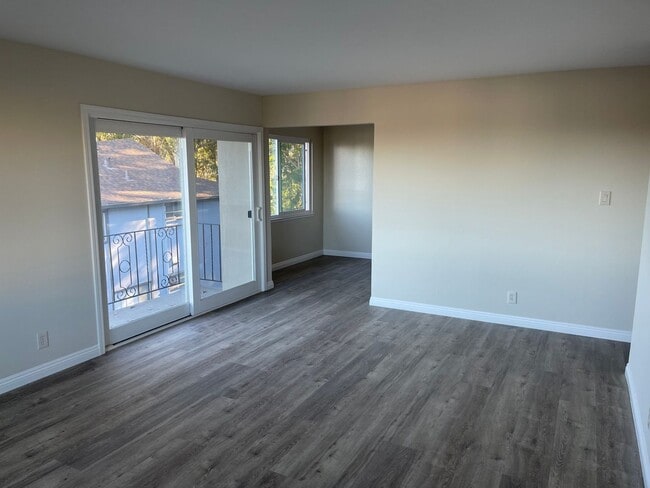 Building Photo - 3600 Crestmoor Dr