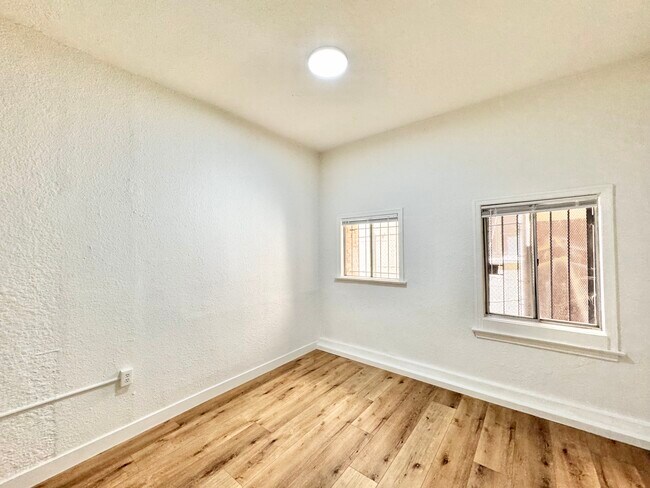 Foto del edificio - 739 Normandie Ave