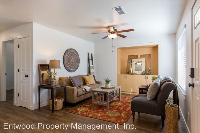 Building Photo - 4 br, 2 bath Room For Rent - 1132 W 7th St
