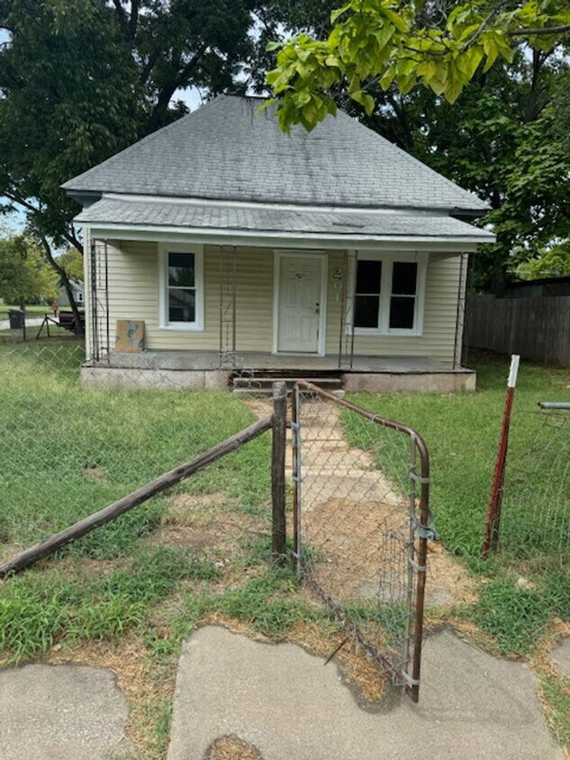 Primary Photo - 2 bedroom 1 bath home close to downtown