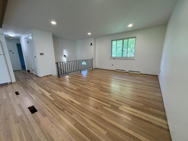 Building Photo - 111 Treeview Dr