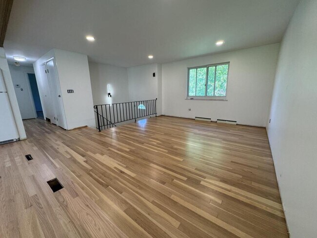 Foto del edificio - 111 Treeview Dr