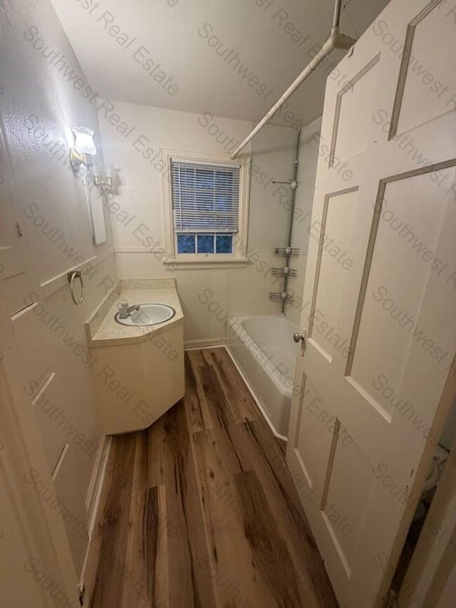 Building Photo - 1413 Axtell St