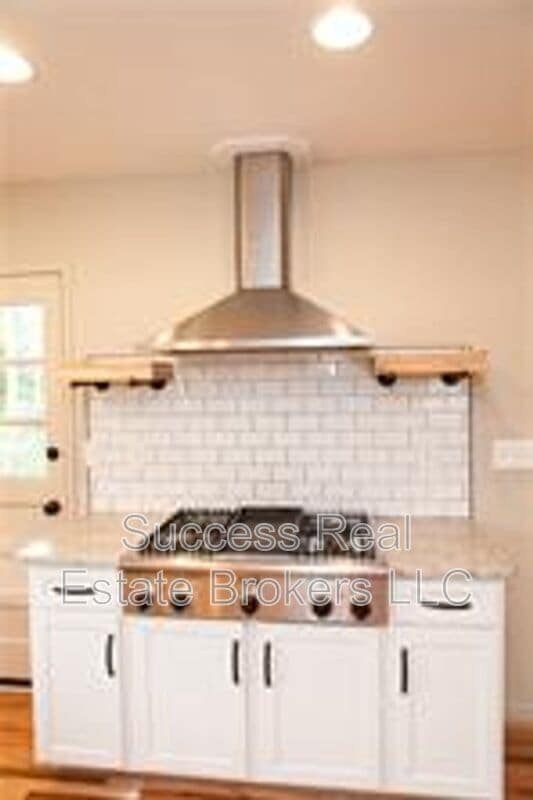 Building Photo - 2562 Farley St