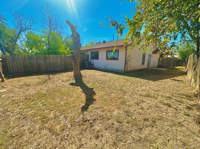 Foto del edificio - 8432 Dixon Ridge Dr