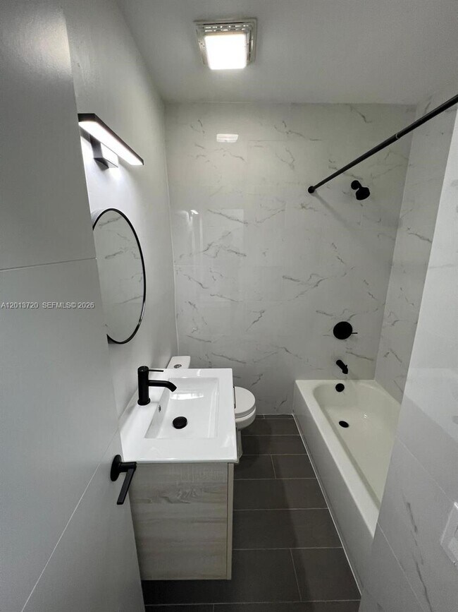 Foto del edificio - 2640 NE 215th St