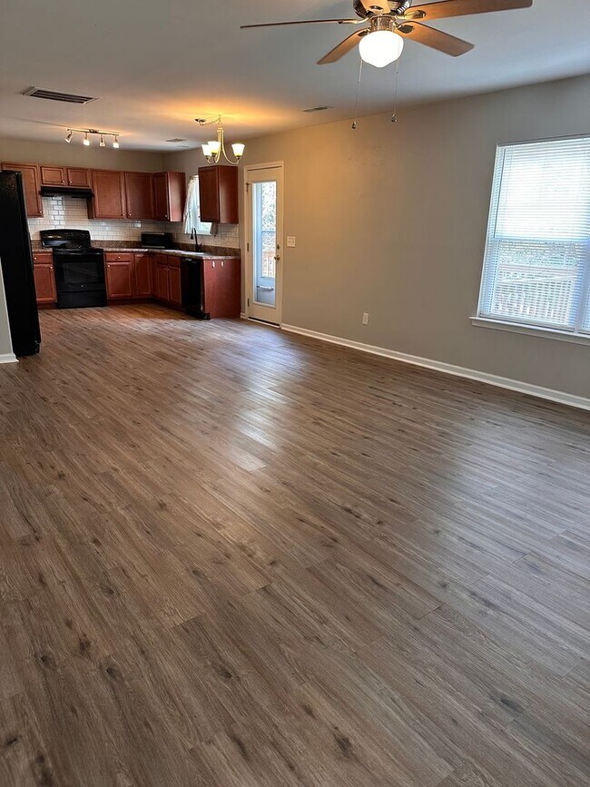 Foto del edificio - Great home in quiet neighborhood