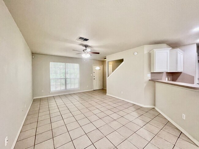 Foto del edificio - Comfort & Charm in Castle Forest - Reduced Deposit for Qualified Applicants!