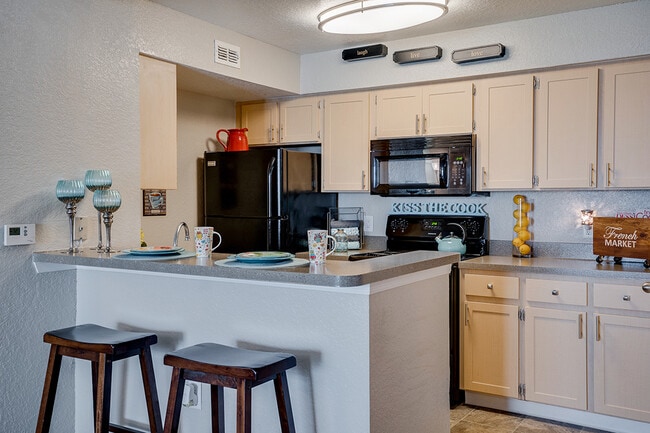 3 habitaciones - 3 habitaciones / 2 baños - 1,081 pies cuadrados - The Carrington at Four Corners