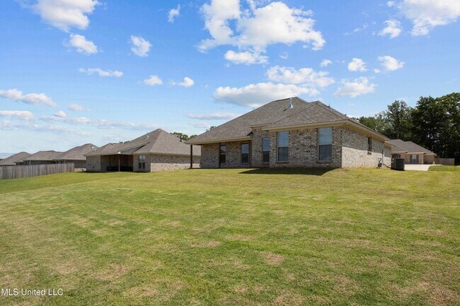 Building Photo - 230 Hemingway Cir