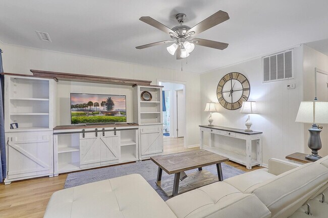 Foto del edificio - 2137 Woodland Shores Rd