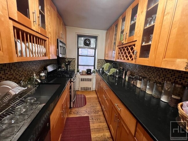 Building Photo - Furnished Room in Jackson Heights