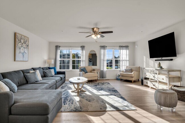 Foto del edificio - Luxury 4/BR, 2.5 bath townhouse