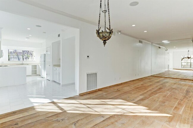 Building Photo - 2129 Bering Dr