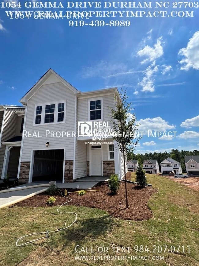 Building Photo - Convenient 3 Bedroom 2.5 Bath Modern End T...