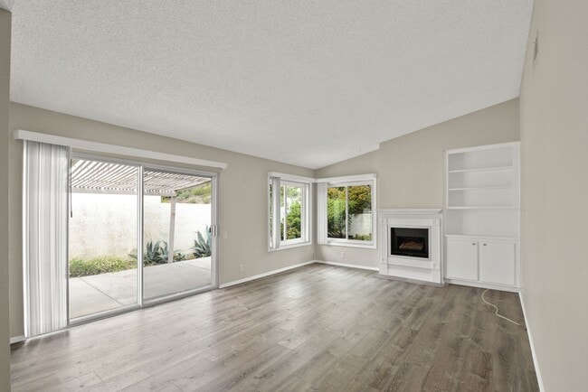 Building Photo - Beautiful Single-Level Detached Home in Villa Pacifica For Lease