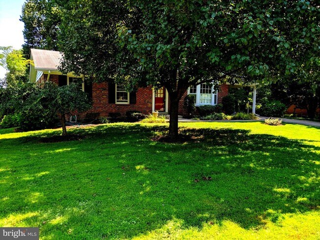 Foto del edificio - 8702 Thunderbird Ct