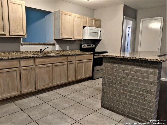 Building Photo - 455 Maplewood Ln